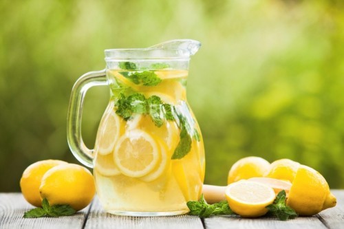 Зачем пить воду с лимоном натощак: какова польза этого утреннего напитка