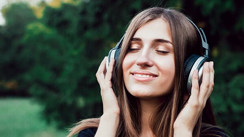 девушка слушает музыку в наушниках