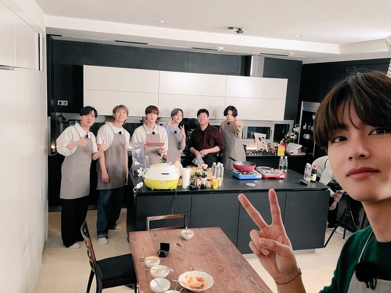 BTS готовят на кухне 2021